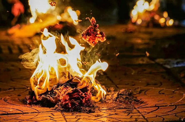 Paper offerings burning in Qingming ritual